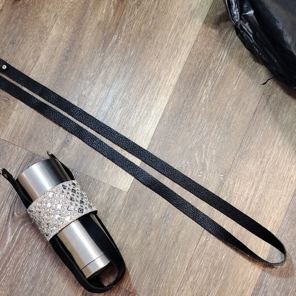 Stylish Silver and Black Water Bottle with Geometric Design - Picture 7 of 10